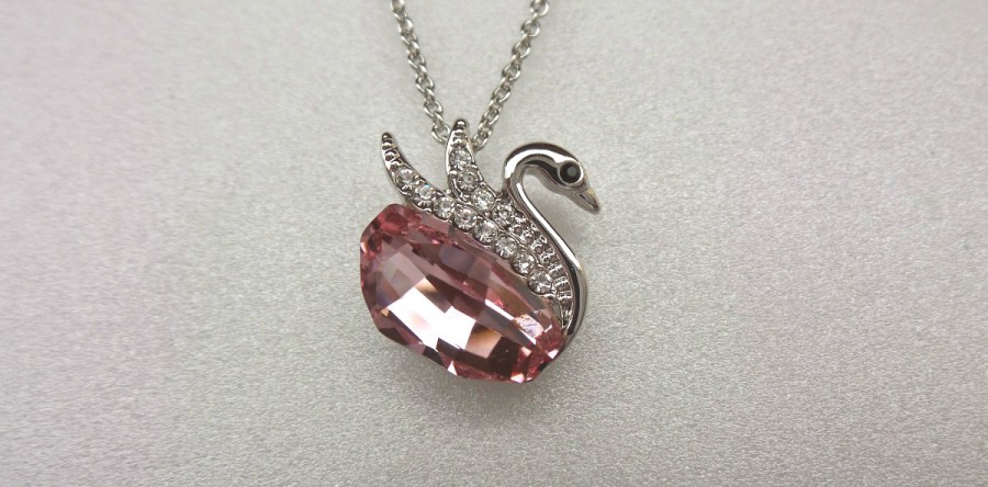 Cadena con Dije “Cisne” Color Rosa Codigo 0258